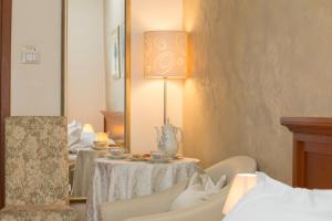 Postel nebo postele na pokoji v ubytování Royal Suites