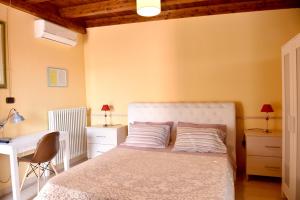 sypialnia z łóżkiem i biurkiem w obiekcie B&B Villa Anastasia Club w mieście Mesagne +37 zdjęć