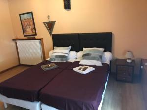 Un dormitorio con una cama con dos platos. en Chambre D'hôtes Anzi, en Arcis-sur-Aube