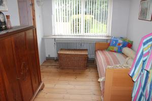 ein kleines Zimmer mit einem Sofa und einem Fenster in der Unterkunft Sir Gamle Skole Holstebro in Holstebro