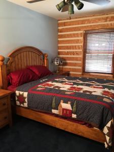 Ένα ή περισσότερα κρεβάτια σε δωμάτιο στο Log Home Guest House +13 φωτογραφίες