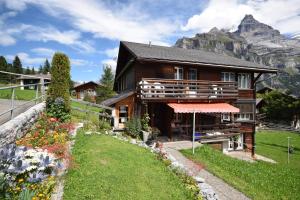uma casa nas montanhas com um jardim em Chalet Bim Chilchli em Mürren
