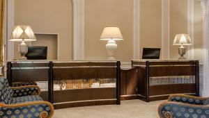 A television and/or entertainment centre at Hotel La Fortezza
