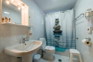 uma casa de banho com um lavatório, um WC e um chuveiro em Sithonia Lodge em Metamorfosi