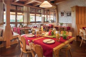 ein Esszimmer mit einem Tisch und einem roten Tischtuch in der Unterkunft ANETSEDER Landhotel & Lofts in Thyrnau