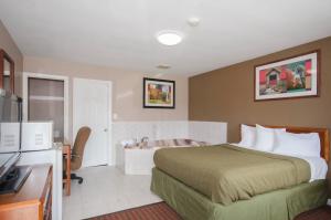 Кровать или кровати в номере Plaza Inn