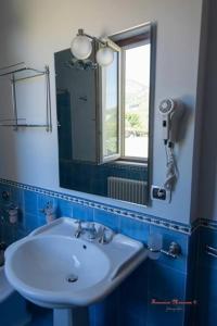 カーヴァ・デ・ティッレーニにあるB&B Villa I Nobiliのバスルーム(洗面台、鏡付)