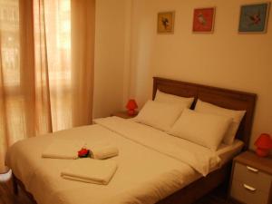 - une chambre avec un lit et 2 serviettes dans l'établissement Iri's Downtown Apartment no. 1, à Ploieşti