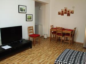 un soggiorno con un tavolo e una sala da pranzo di Iri's Downtown Apartment no. 1 a Ploieşti
