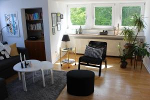 een woonkamer met een bank, een tafel en stoelen bij Stadtvilla Hameln in Hameln