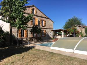 uma casa e uma piscina em frente a uma casa em La Ferme aux portes de Montauban - Avec piscine em Albias