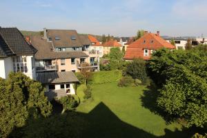 哈默爾恩的住宿－Stadtvilla Hameln，享有城市的空中景致,设有房屋和庭院