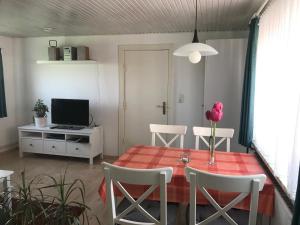 TV a/nebo společenská místnost v ubytování Haus Heverstrom