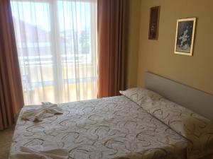 A bed or beds in a room at Family Hotel Selena