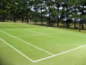 um campo de ténis com duas redes de ténis em The View on Grossmans em Torquay