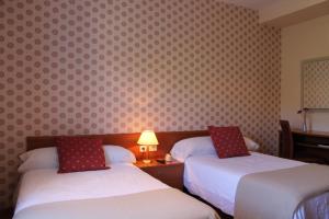 Łóżko lub łóżka w pokoju w obiekcie Hotel Montero