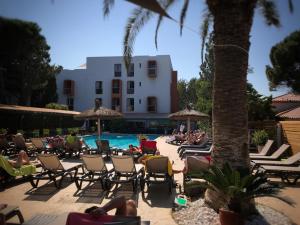 Bazén v ubytování Hotel Aquarius nebo v jeho okolí