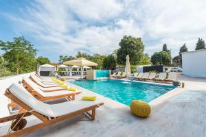 Piscina de la sau aproape de Luxury Apartments Villa Morea