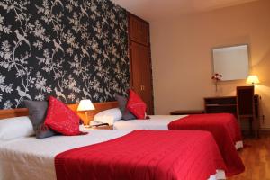 Łóżko lub łóżka w pokoju w obiekcie Hotel Montero