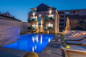 Bazén v ubytování Luxury Apartments Villa Morea nebo v jeho okolí