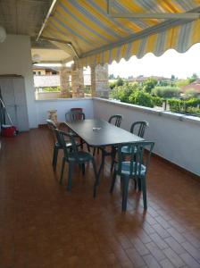 シルミオーネにあるApartament Casa Vacanze Niko ap cir CNI00247の眺めの良いパティオ(テーブル、椅子付)