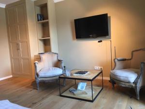TV a/nebo společenská místnost v ubytování Strandhotel Margaretha