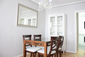 a dining room table with chairs and a mirror at MADRID CENTER, WIFI (RETIRO IBIZA) in Madrid