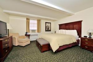 A bed or beds in a room at Jailhouse Inn