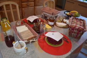 トーヌにあるChambre d'hôtes "LE MOULIN"の赤皿のテーブル
