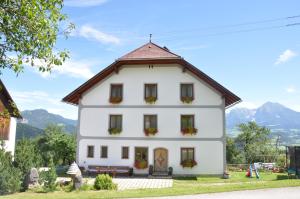 una casa blanca con techo de gambrel en Ferienhof Berger, en Rossleithen