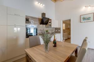 Kuchyň nebo kuchyňský kout v ubytování Apartments Relax