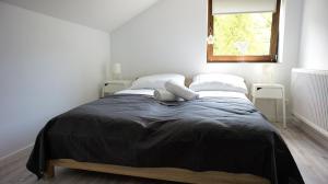 Posteľ alebo postele v izbe v ubytovaní Apartamenty Karkonoskie
