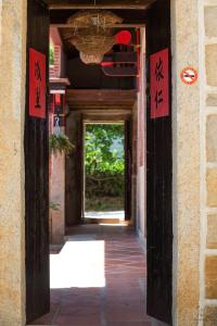 un ingresso a un edificio con scritte sulle porte di Patio Moonlight a Jincheng