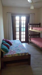 Двухъярусная кровать или двухъярусные кровати в номере Casa Centro De Ubatuba