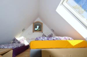 ズールにあるBornmüllerturmのベッドルーム(ベッド2台付)が備わる屋根裏部屋です。
