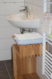 a bathroom with a sink and a counter with towels at Familien & Wander-Pension Purkhardt in Donnersbachwald
