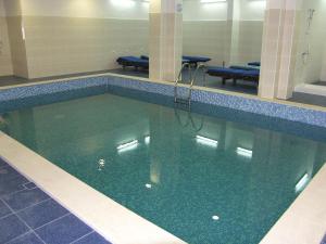 uma piscina de água verde num quarto de hospital em Meridian Hotel Bolyarski em Veliko Tŭrnovo