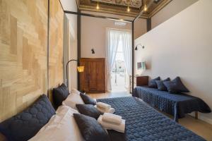 拿坡里的住宿－The Dante House by House In Naples，一间带两张床和一张沙发的客厅
