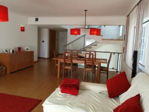 een woonkamer met een bank en een tafel met stoelen bij Alentejo`s Nest in Alcácer do Sal
