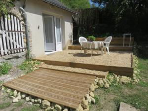 patio con mesa y sillas en Gîte en Touraine, en Luynes
