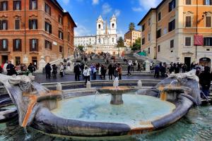 ローマにあるBoccaccio 22の周囲を歩く人々のいる都市の噴水