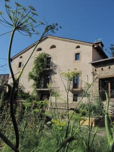 eine Außenansicht des Hauses in der Unterkunft Cal Calsot Casa Rural "Adults Only" in Montellá