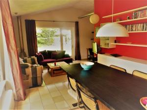 a living room with a table and a living room with a couch at B&B Cantecleer Vught in Vught