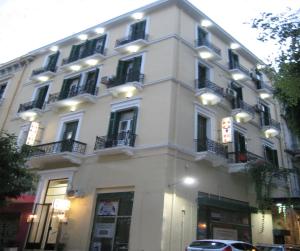 un edificio blanco con balcones en un lateral en Elikon en Athens