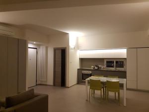 サレルノにあるArechi Loftのキッチン、ダイニングルーム(テーブル、椅子付)