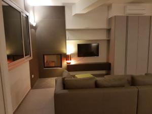 サレルノにあるArechi Loftのリビングルーム(ソファ、テレビ付)
