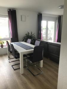 een witte eettafel met stoelen en een bank bij Kornspeicher in Nörten-Hardenberg