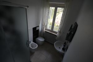 ブラにあるB&B Il Ficoのバスルーム(洗面台、トイレ付)、窓が備わります。