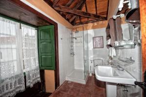 Koupelna v ubytování Hotel Rural Senderos de Abona