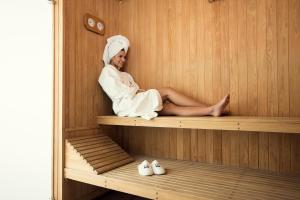 ボゴタにあるMercure Bogota BH Zona Financieraの女性がサウナに座っている